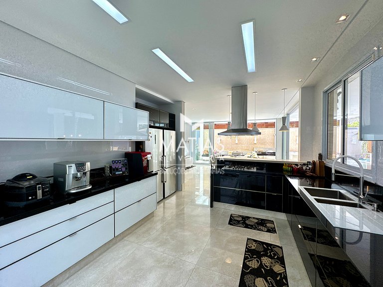 Luxurious 5BR Home w/ Pool & Jacuzzi - Riviera