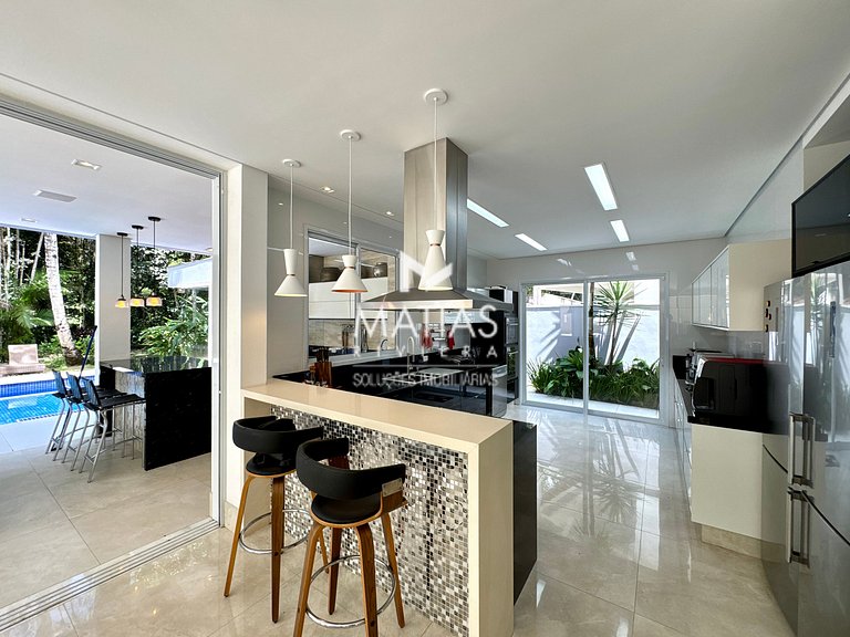 Luxurious 5BR Home w/ Pool & Jacuzzi - Riviera