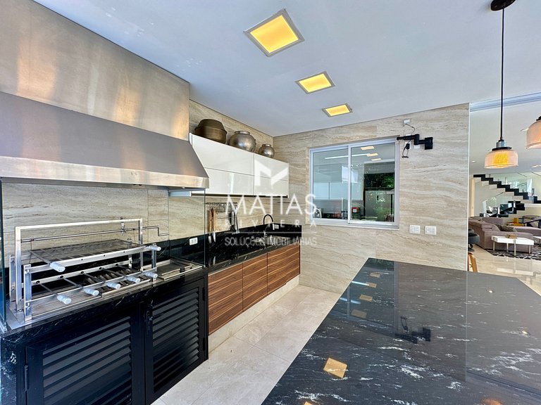 Luxurious 5BR Home w/ Pool & Jacuzzi - Riviera