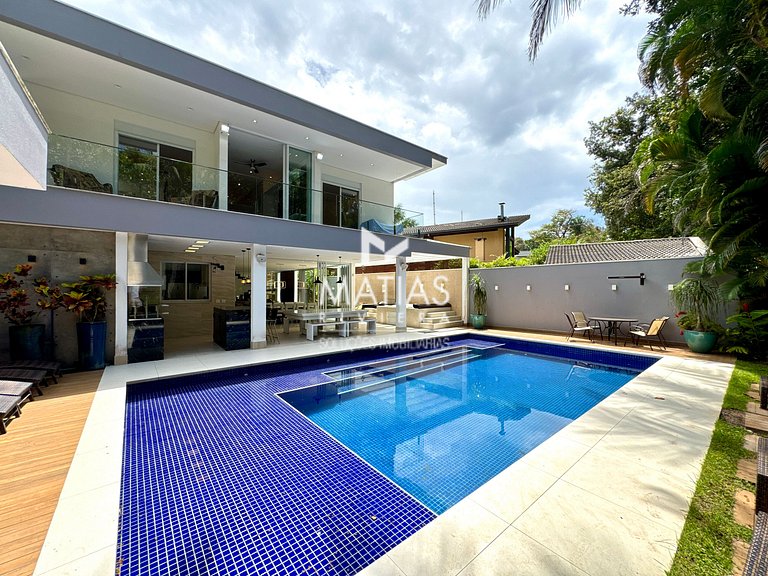 Luxurious 5BR Home w/ Pool & Jacuzzi - Riviera