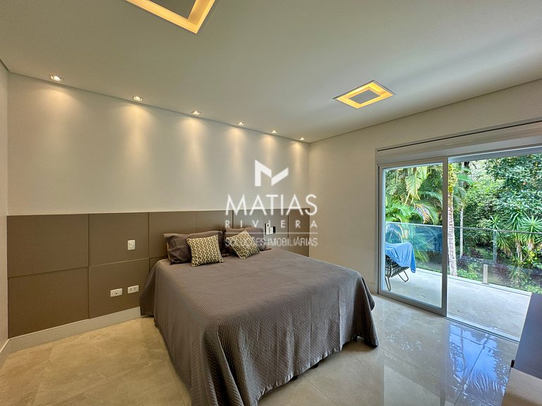 Luxurious 5BR Home w/ Pool & Jacuzzi - Riviera