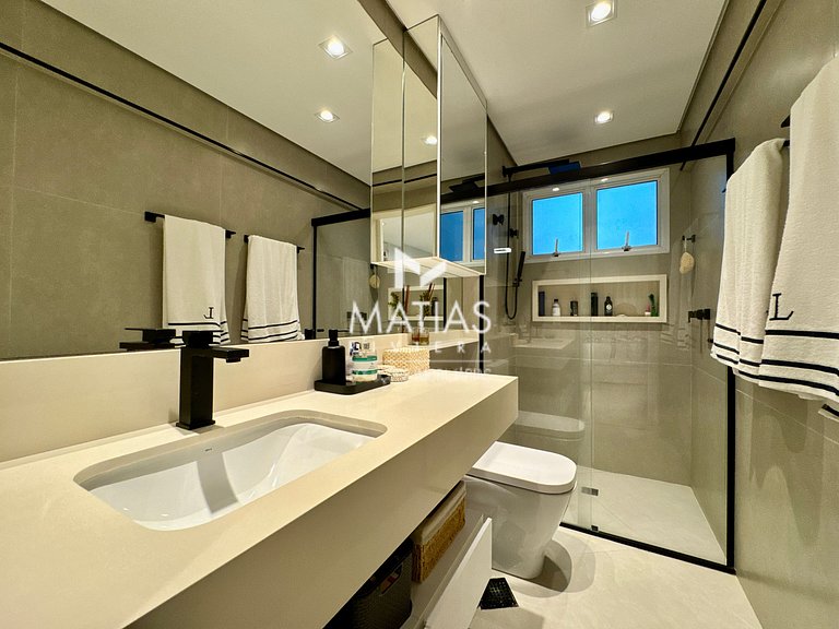 Apartamento Reformado com 4 Suites + Dependência de Empregad